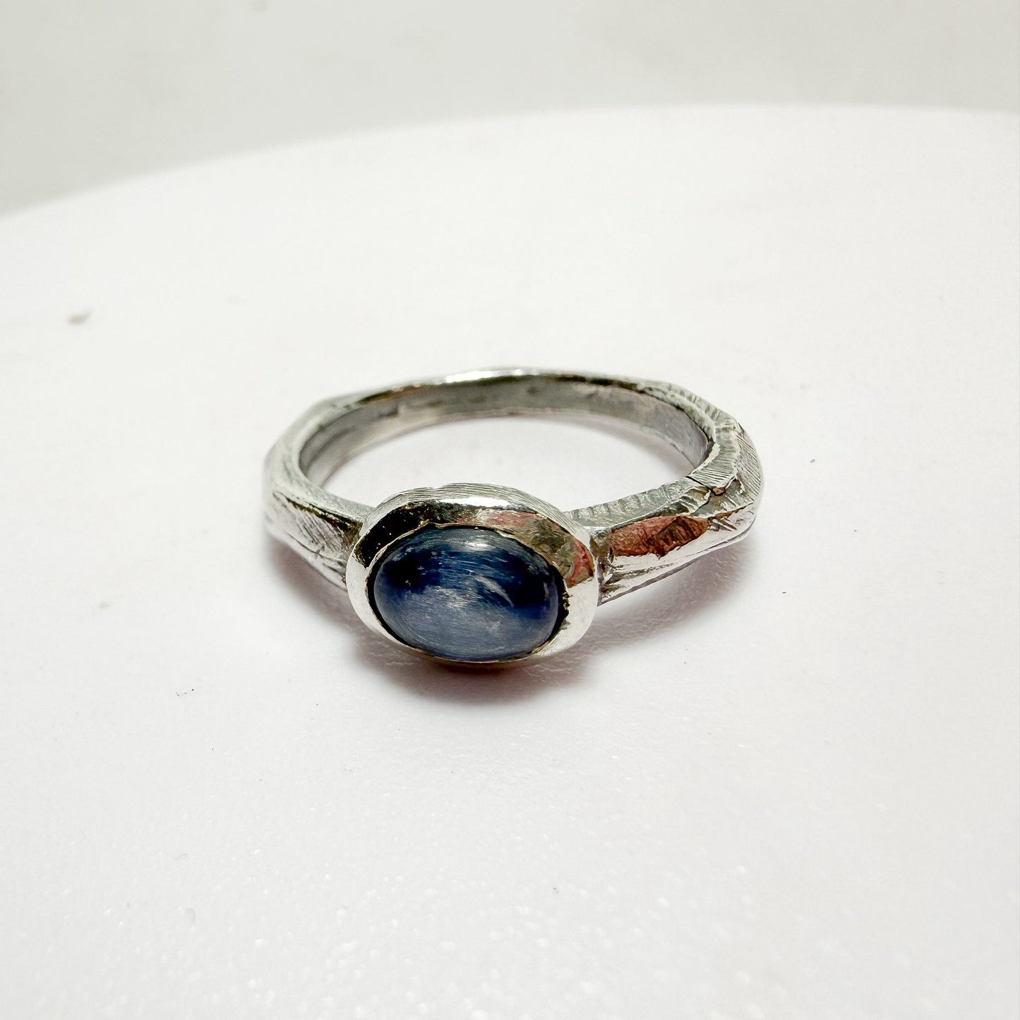Anillo mareas de cianita